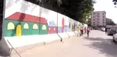 Gönüllü gençler kurumların beton bariyerlerini boyadı