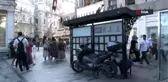 Taksim'de tramvay durağında oturan genci bıçaklayarak öldürdüler
