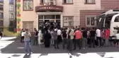 Evlatları için oturma eylemi yapan annelere sanatçılardan destek