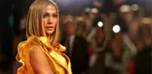 50 yaşındaki yıldız şarkıcı Jennifer Lopez, festivale iç çamaşırsız katıldı