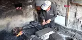 Antalya elmalı'nın 'kelleci erol'u zamana direniyor