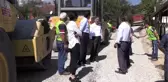 Vali Ümit iş makinesi kullanarak asfaltlama yaptı