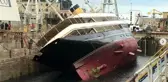 İtalya'da 90 metrelik lüks yat limanda devrildi