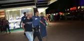 Kuyumcunun kepenkleri kapatması sonucu kaçamayan hırsızlar, polise teslim edildi