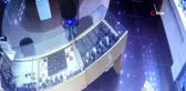 Kuyumcu kepenkleri kapatınca hırsız kaçamadı...O anlar kamerada