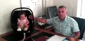 Okul müdürü dersler aksamasın diye öğretmenin çocuğuna bakıyor