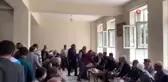 Hizan'daki trafik kazasının ardından cenaze yakınları taziyeleri kabul etti