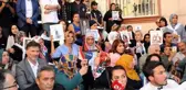 Ünlü sanatçılar, HDP önünde eylem yapan anneleri ziyaret etti
