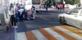 Yaralı kadın hastaneye götürülürken ikinci kazadan kıl payı kurtuldu...Kaza anı böyle görüntülendi