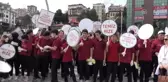 Çevre temizliğine dikkati çekmek için çöp topladılar
