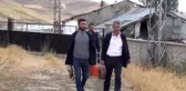 Köy köy dolaşarak okulları onarıyorlar