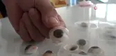 Gözlerini kaybedenler için protez göz yapıyor