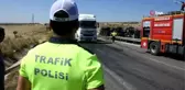 Kaza yapan tırın dorsesindeki gıda maddeleri yola saçıldı: 1 yaralı