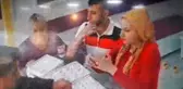 Kızı ve damadı oyaladı, anne yüzüğü çaldı