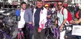 Süslü kadınlardan bisiklet turu