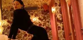 Ünlü manken Adriana Lima'dan mini etekli tuvalet pozu