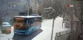 Halk otobüsü yan yoldan aniden çıkan otomobile böyle çarptı