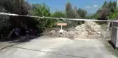 Arazisinden geçtiğini iddia ettiği yolu trafiğe kapattı