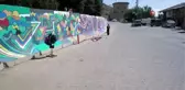 Öğrencilerin eli değdi, beton bariyerler rengarenk oldu