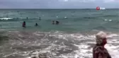 Turistler denizdeki tehlikeye aldırmadan yüzmeye devam etti