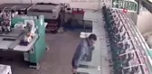 Deprem anında canını hiçe sayıp koca makineleri tutmaya çalıştı...O anlar kamerada