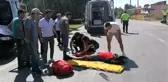 Kamyonetin çarpıp 20 metre sürüklediği kasksız motosiklet sürücüsü ağır yaralandı