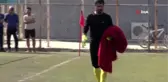 Kaleci, saha zemininde açılan çukurları battaniye ile kapattı