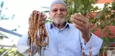 Zeytin çekirdeklerinden tespih ve kolye yapıyor