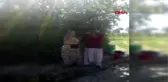 Tarlada çalışan iki kadın buldukları yılanla dans etti