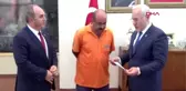 Hatay yolda bulduğu parayı engelli sahibine teslim eden temizlik işçisi ödüllendirildi