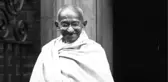 Gandhi'nin küllerini çalıp fotoğrafının üzerine hain yazdılar