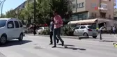 Yaya geçidi uygulaması öncesinde yayadan sürücüye 'ceza yersin' uyarısı
