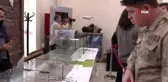 Bakmaya cesaretleri yoktu, boyunlarına doladılar