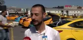 İstanbul-sabiha gökçen havalimanı'nda görevli taksiciler sokak hayvanlarını elleriyle besledi