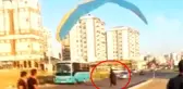 Kahramanmaraş'ta paraşütçü karayoluna indi