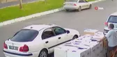 Yolun karşısına geçmeye çalışan çocuğa otomobil çarptı, havada taklalar attı...Feci kaza kamerada