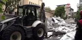 Araçların üzerine devrilen okul çatısının enkazı kaldırıldı