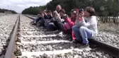 Köy köy dolaşıp öğrencilere fotoğrafçılığı öğretiyor