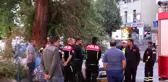 Rüzgarın devirdiği ağaç dalları otomobilin üzerine düştü