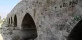 Dünyanın en eski köprüsüne sprey boya ile yazı yazdılar