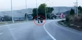 Motosiklet üstünde yatarak giden sürücü tehlike saçtı