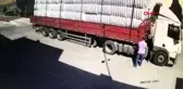 Şanlıurfa tır'dan devrilen pamuk balyalarının altında kalıp ağır yaralandı