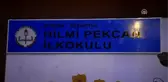 Görevli kapıyı kilitleyince okul bahçesinden çıkamadılar