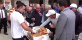 Burdur mehmetçik için pişi dağıttılar