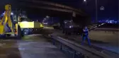 İstanbul'da devrilen tırın sürücüsü yaralandı