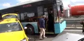 Kağıthane'de 2 araç kaza yaptı trafik durma notasına geldi