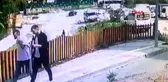 Kalabalığı görüp geldi, otomobilin ırmağa düştüğünü gördü