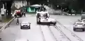 Telefonda konuştuğu kişiye kızdı,sinirini yayalara çarparak çıkardı