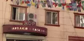 Diyarbakır vekillerin de olduğu hdp'lilerden polise sıcak su ve cam bardaklı saldırı