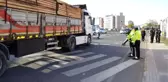 Tırın çarptığı simitçinin bacağı koptu